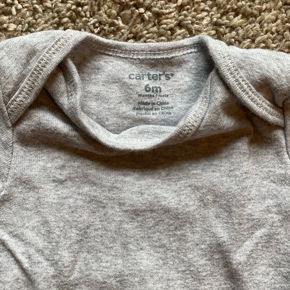 4 piece Baby Carter’s onesie set size 6 month. - Picture 5 of 9